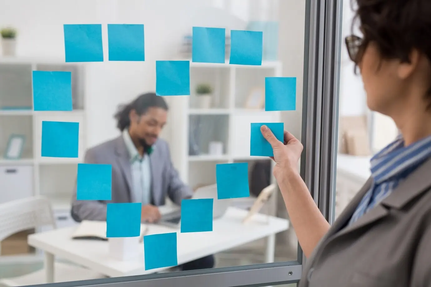 Пожалуйста, пришлите исходный текст описания «Office valentine», который нужно перефразировать.