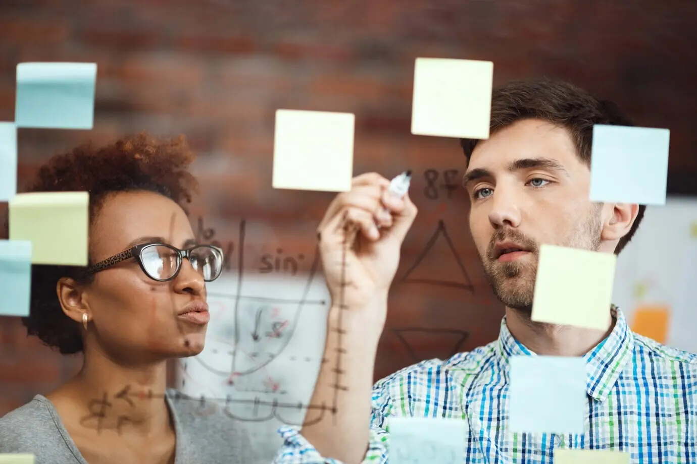 Коллеги разрабатывают бизнес‑план на встрече.