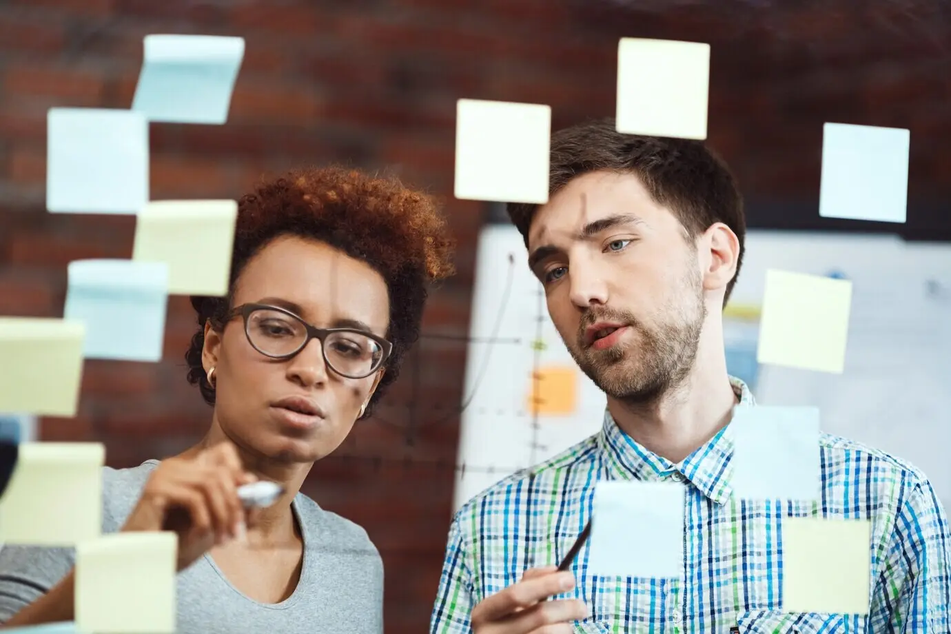 Коллеги на встрече разрабатывают бизнес‑план.